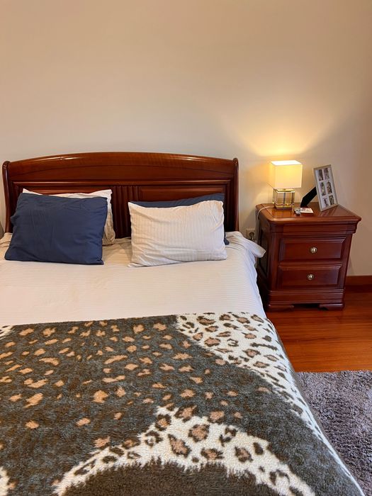 Quarto, cómoda, mesa e sofás(individual) ofereço o tapete e o colchão