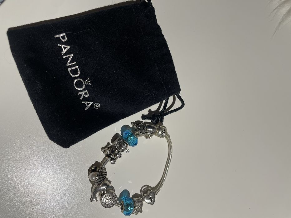 Pulseira Pandora com vários pendentes
