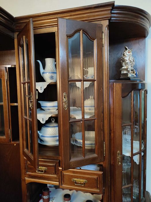 Bar de canto com vidros facetados, balcão, vitrines e 2 bancos