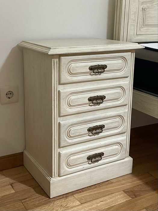 Mobília de quarto (cama, duas mesas de cabeceira, cómoda, espelho, armário e cadeira)