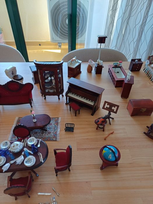 Casa de bonecas vitoriana (com móveis, porcelaninhas e muitos detalhes))
