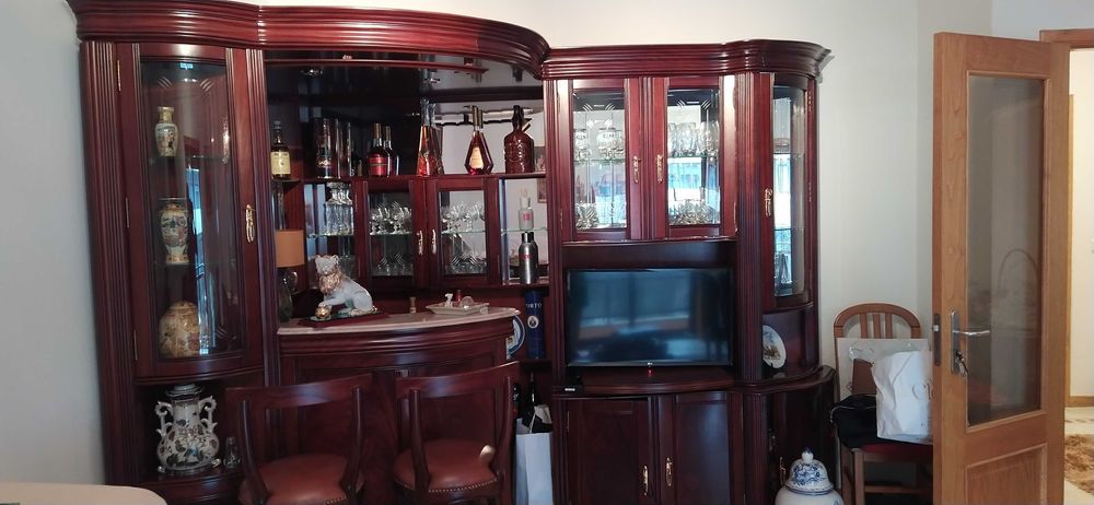 Bar e móvel de sala de jantar