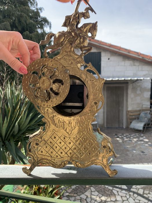 Relogio dourado para decoração