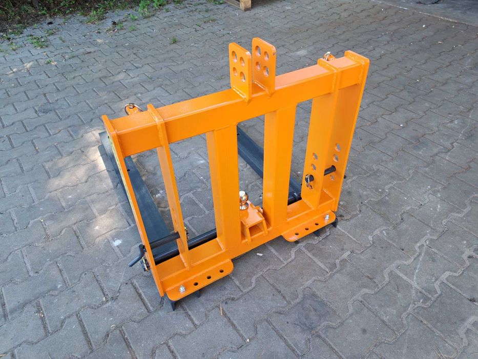 paleciak na tył ciągnika z regulacją szerokości i kulą zaczepową