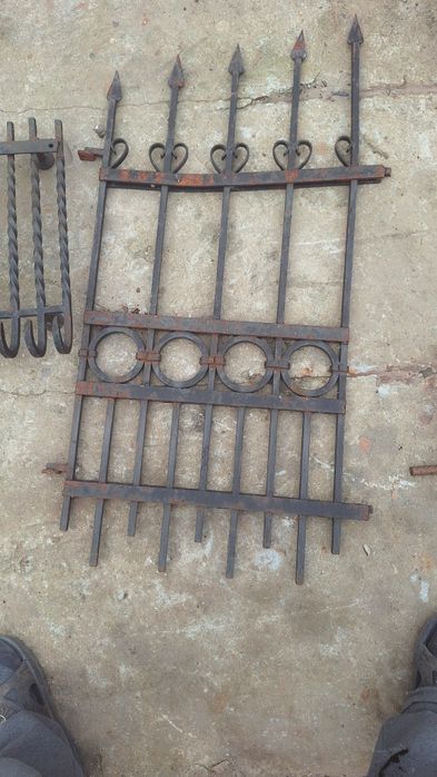Jakaś uliczka kuta wysokość112/96cm , szerkośc 55cm ,podstawa kuta pod drewno do kominka 47/45cm