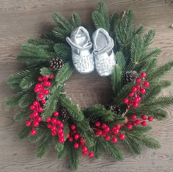 Новорічні різдвяні віночки на двері комод