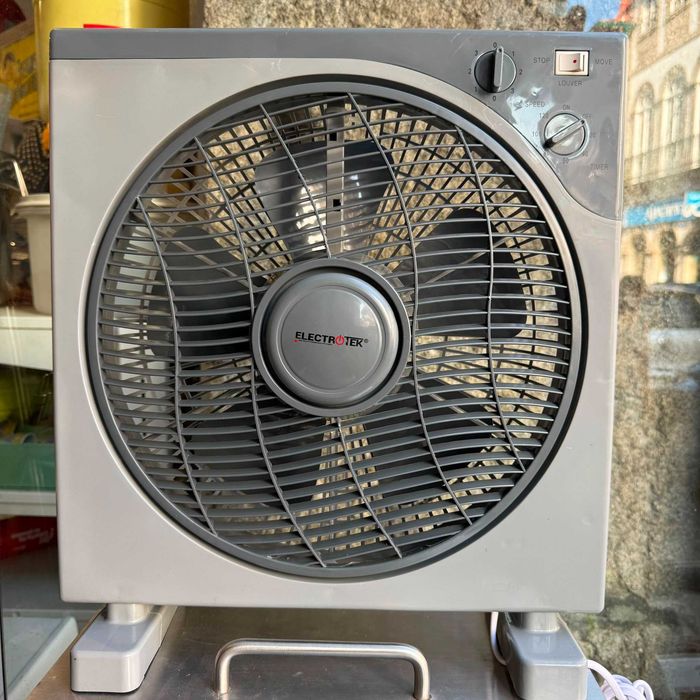 Ventoinha Quadrada ElectroTek ET-F12BX de 12” — 40 W e 3 Velocidades