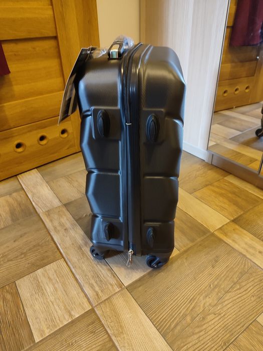 Nowa czarna walizka podróżna