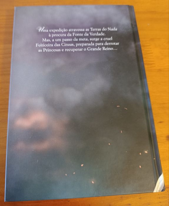 Livro "Feiticeira das Cinzas"-Tea Stilton