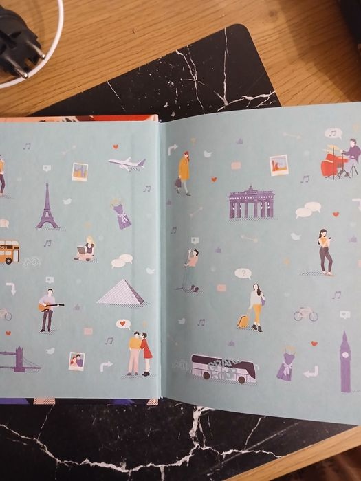 Книга ,,Дівчина Онлайн"