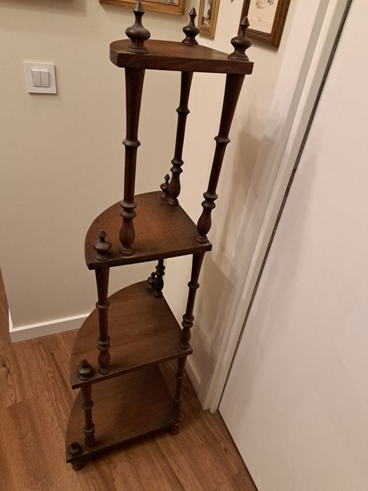 Móvel de canto em madeira