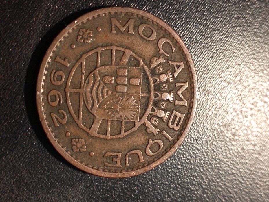 2 moedas de 1 escudo	Moçambique	 - Bronze - 1957 e 1962 - Soberbas