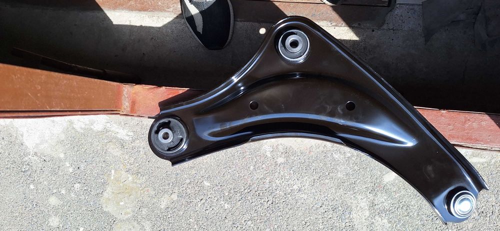 Продам комплект  рычагов  на Nissan Leaf 54501-3NF0A, 54500-5SN1A