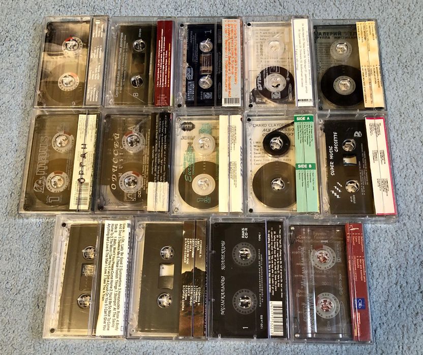 Аудиокассеты со студийной записью.