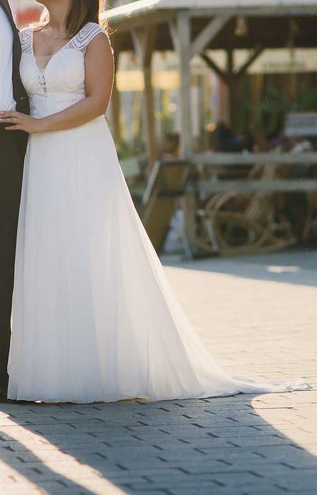 Suknia ślubna z trenem rozm. 42