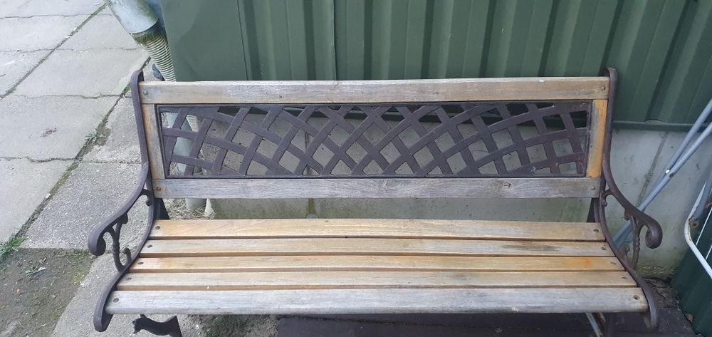 Ławka ogrodowa uszkodzona