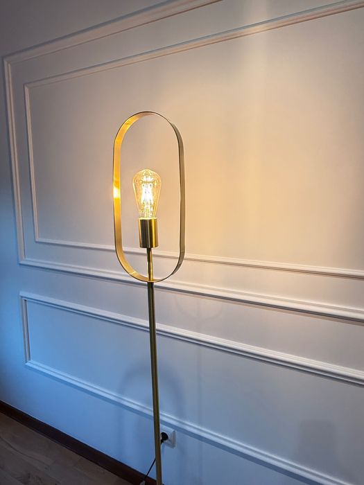 Candeeiro de pé alto dourado