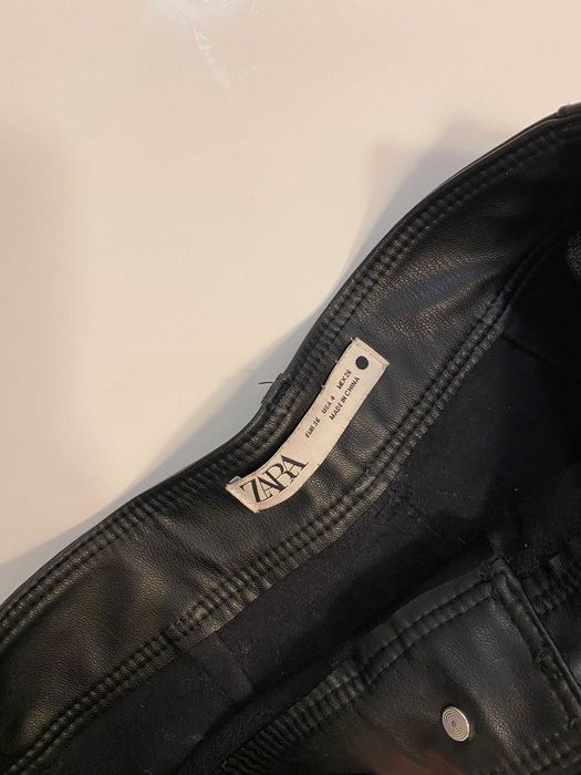 Calças pretas efeito pele da Zara