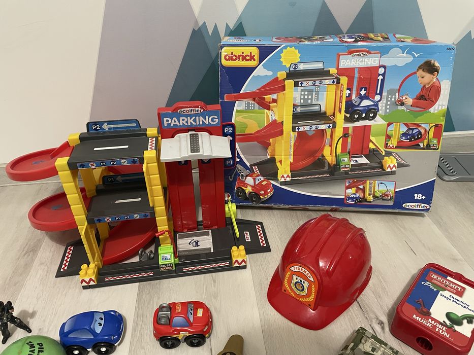 Gigant zestaw zabawek Parking auta czołg kask piłka