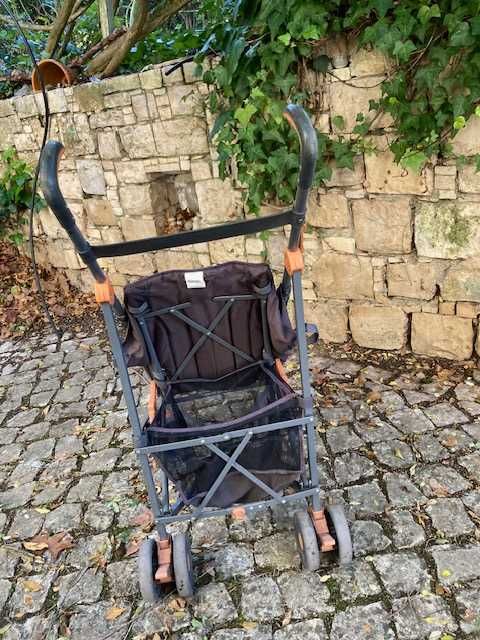 Carro de Bebe Cinzento.