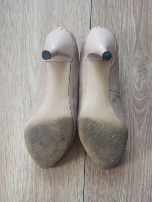 Skórzane, pastelowe buty na szpilce Carinii
