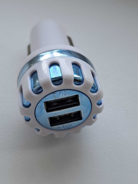 Зарядний пристрій  в авто