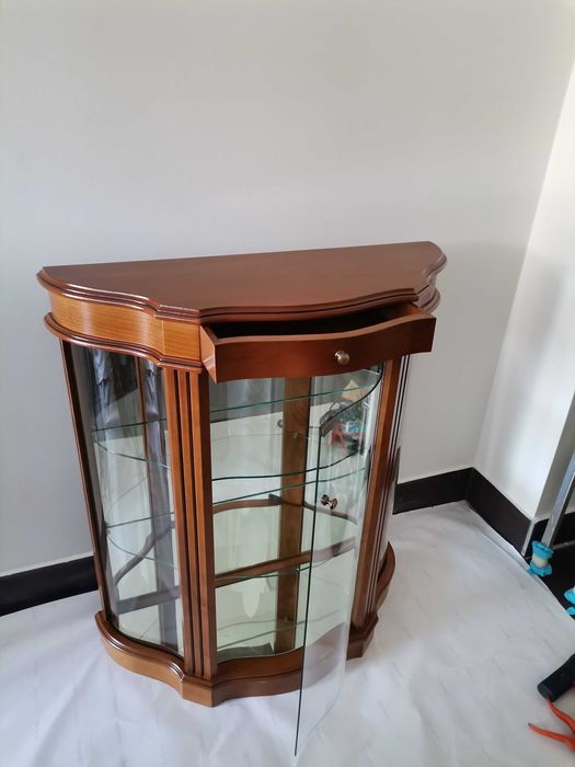Vitrine em Madeira como Nova