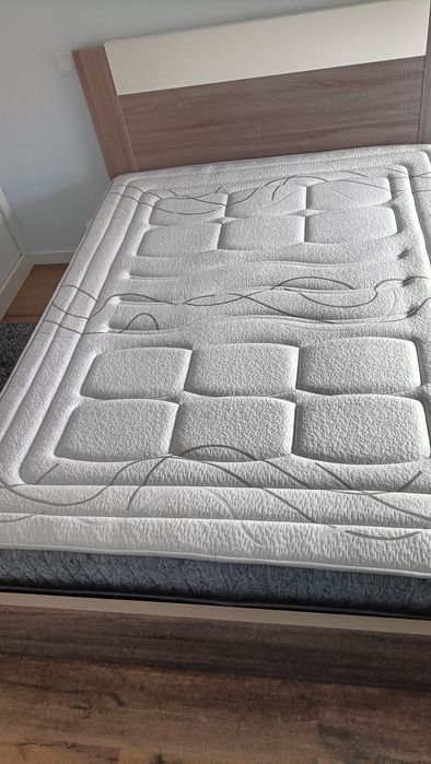 Cama de casal, com colchão