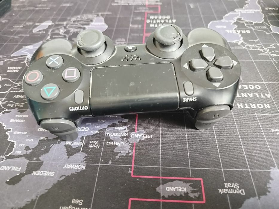Konsola PlayStation 4 slim. Zestaw 3 pady
