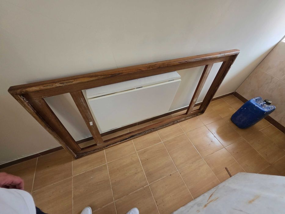 Mesa em pedra marmore com 4 cadeiras