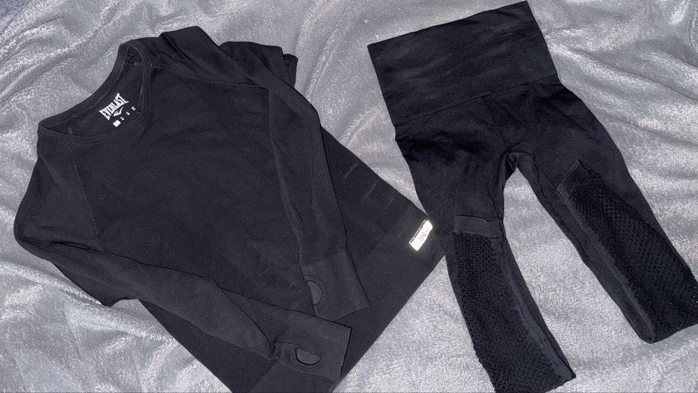 Жіночий спортивний костюм