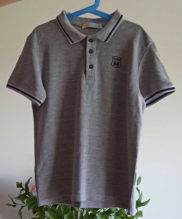 Polo unissexo de manga curta, o uniforme escolar. Tamanho 12 anos