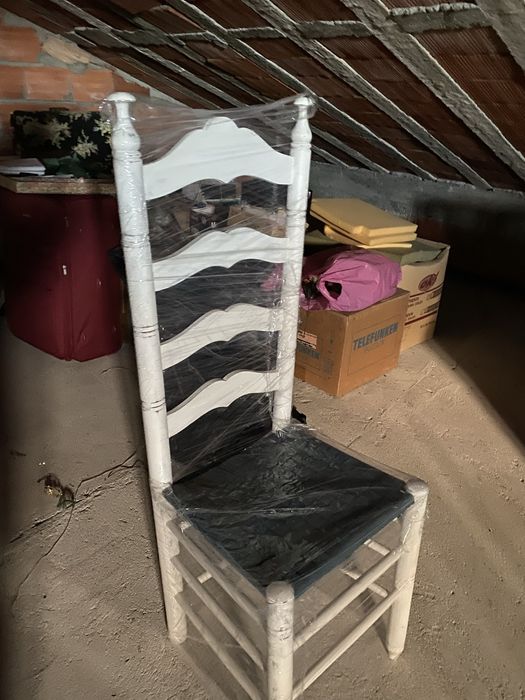 Cadeiras estilo rústico e  assento em corda