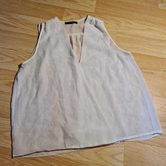 Напівпрозора біла блуза без рукавів