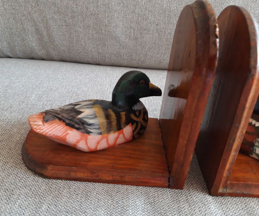 2 porta livros em madeira maciça pintado a mão