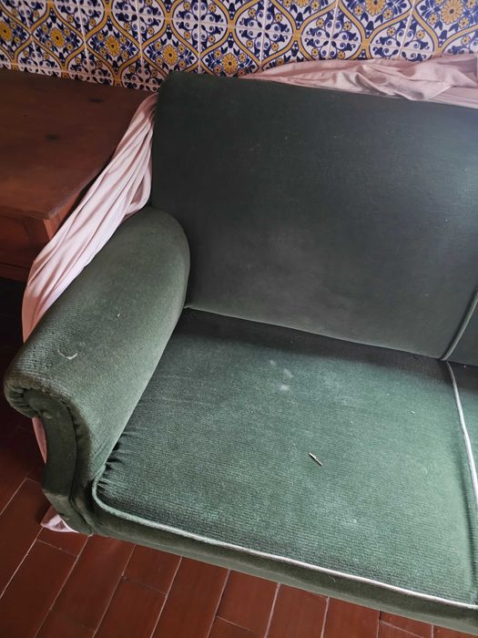 Sofá vintage verde em boas condições