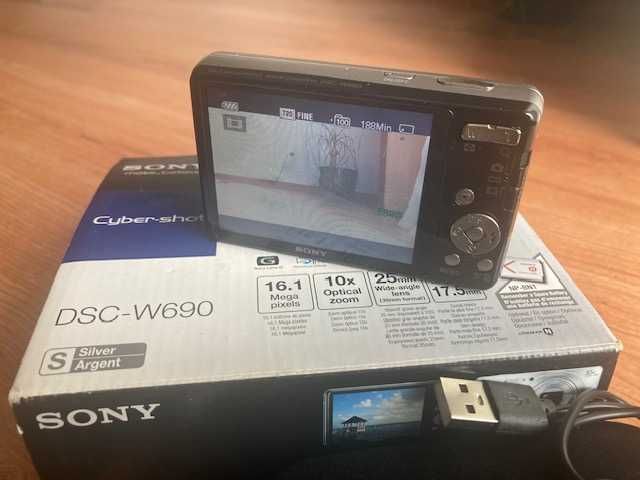 Câmara Digital Sony Cyber-shot DSC-W690 Prata com acessórios