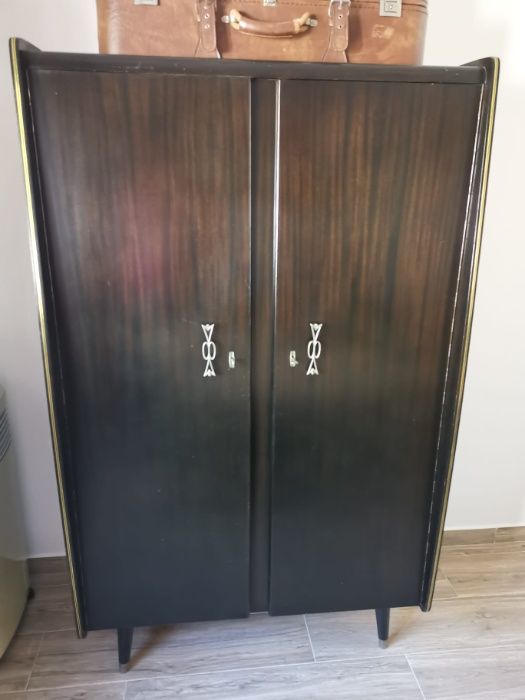 Roupeiro preto estilo vintage