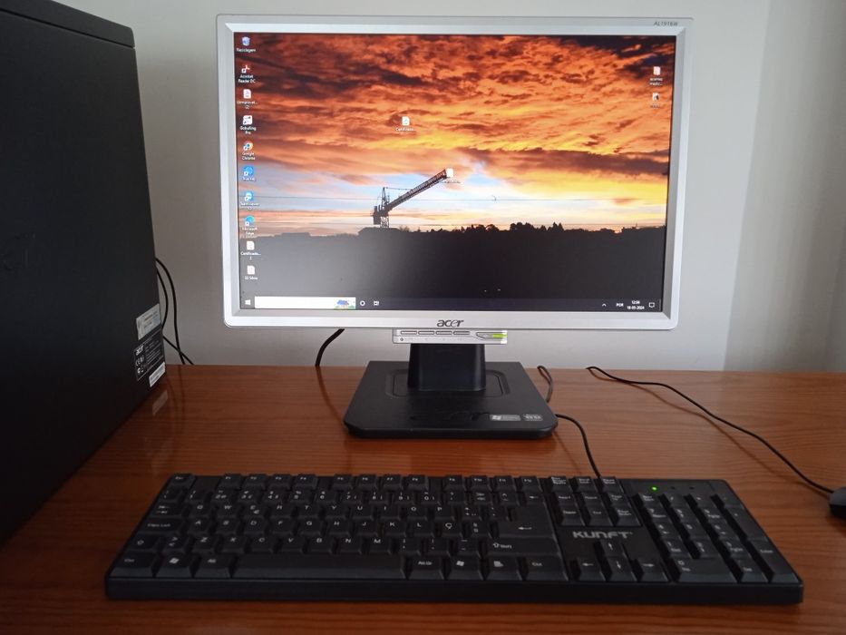 Complete ACER desktop computer.64287663646721121