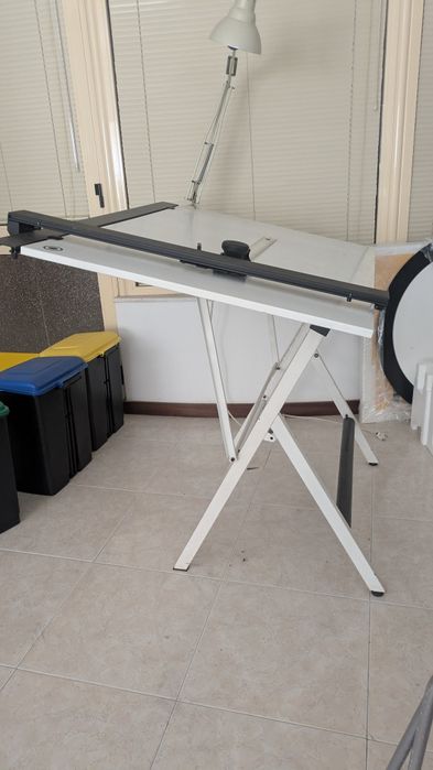 Estirador  com máquina de desenho molin