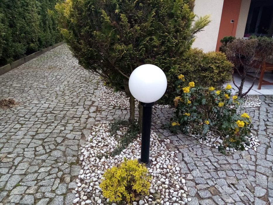 Czarno-biała lampa ogrodowa