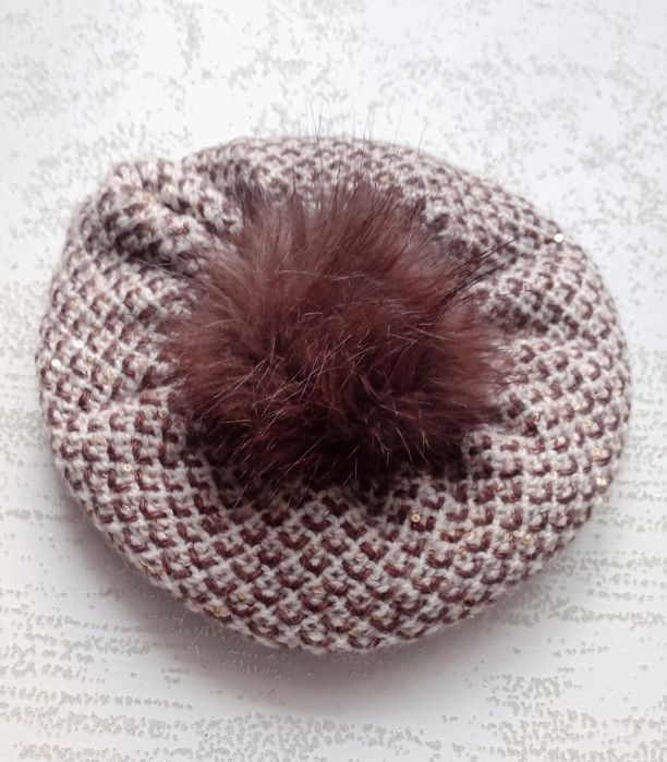 Ciepły beret z pomponem i malutkimi cekinami