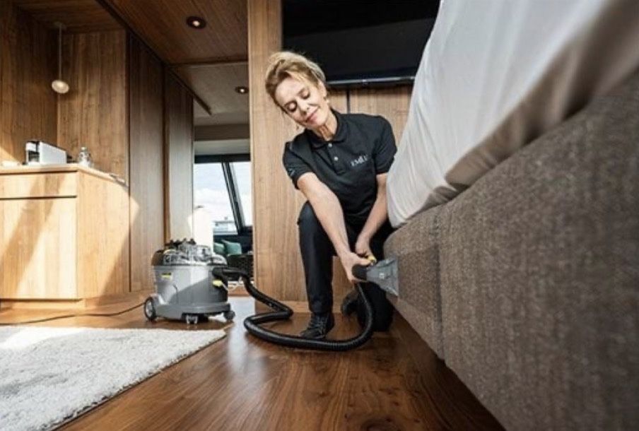 Alugo máquina para limpar estofos kärcher puzzi 8/1
