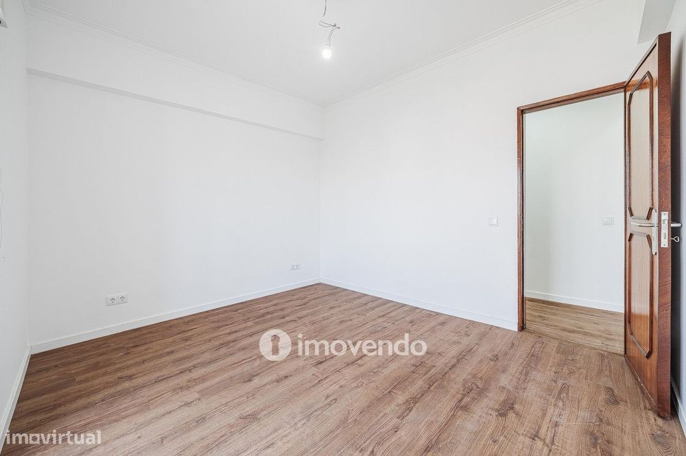 Apartamento T2 remodelado, com cozinha equipada, na Reboleira