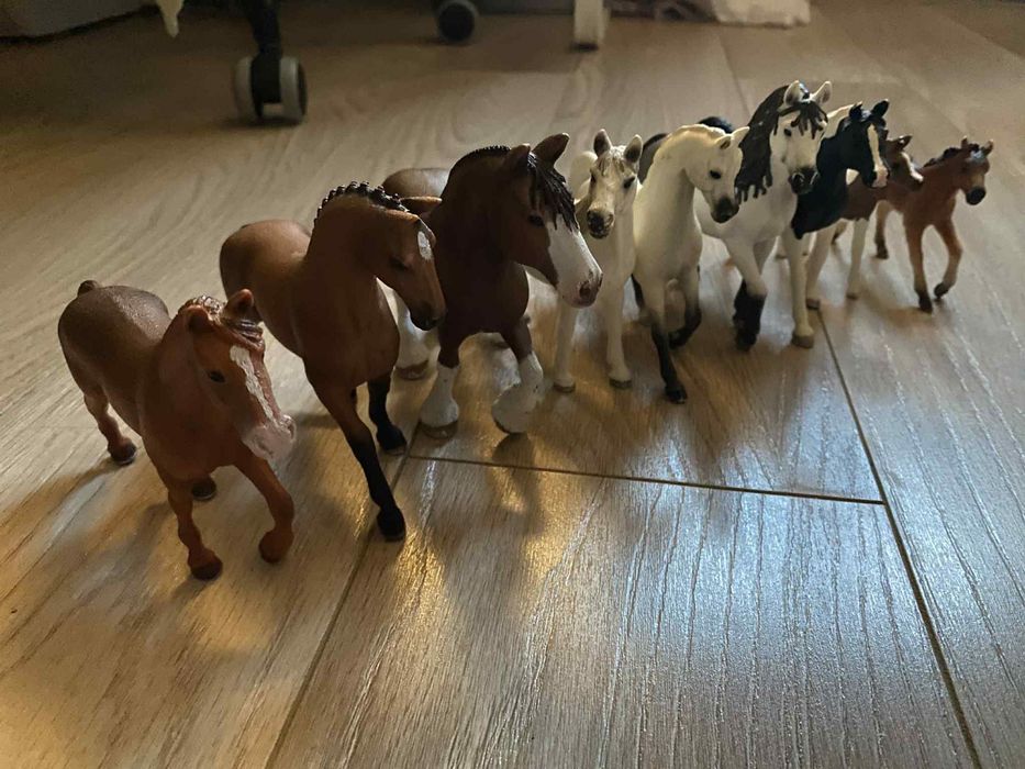 Biała stajnia Schleich z końmi i dodatkowymi akcesoriami