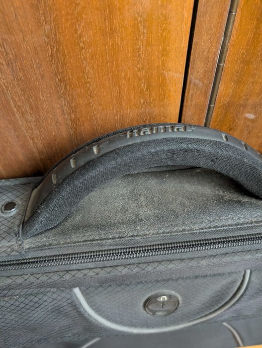 Czarna masywna ciężka torba od laptopa na ramię marki hama