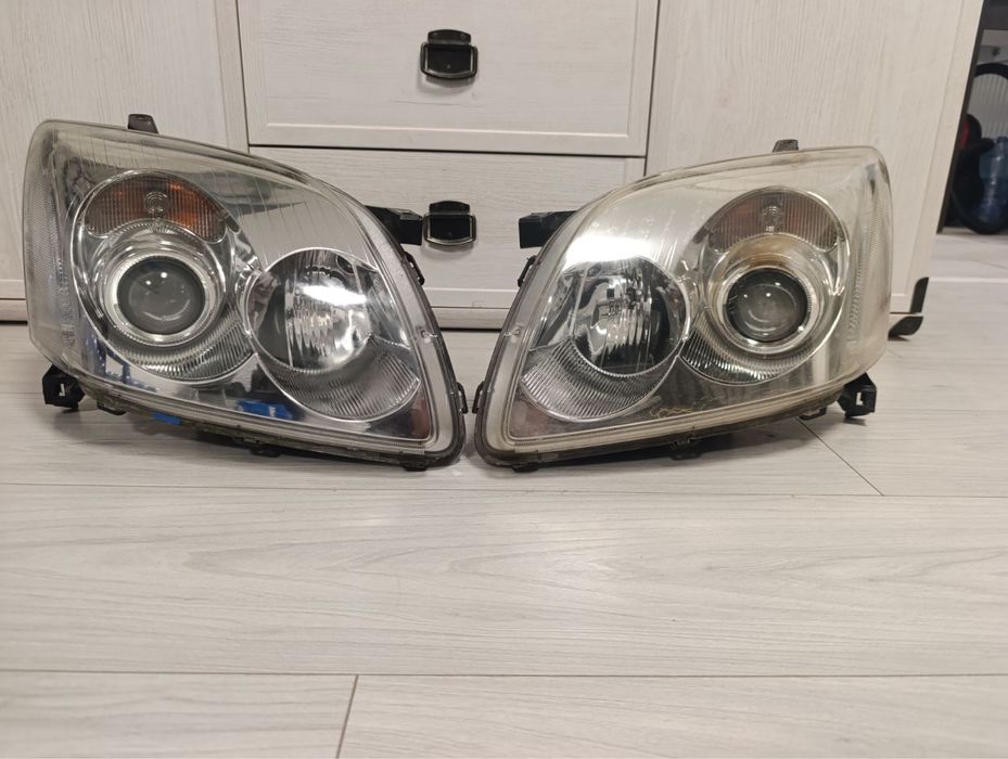 Фари Тойота Авенсіс Т25