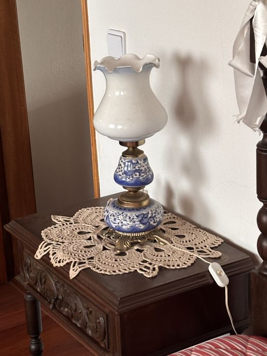 Cama de casal, mesinhas e comoda, em madeira