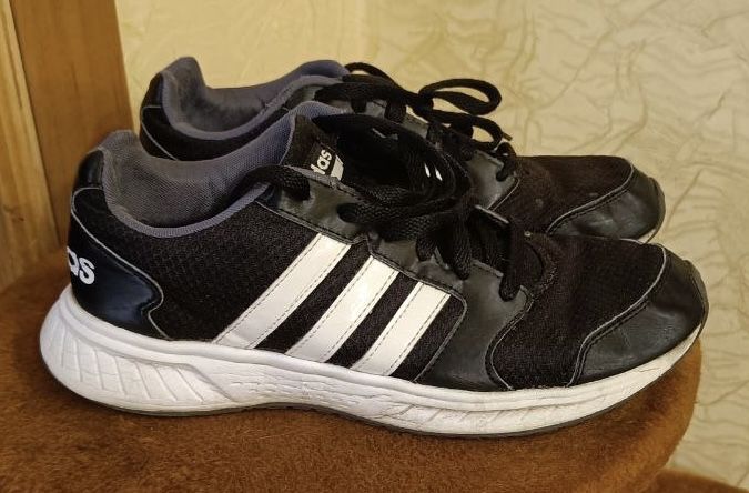 Кроссовки Adiddas 42 размер 27 см по стельке