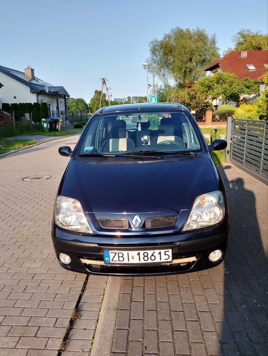 Sprzedam auto renault Scenic 2000 r. Klima działa cena 4800.